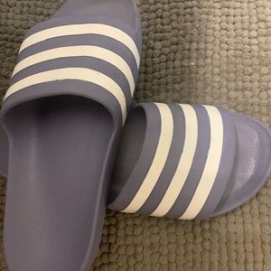 Adidas classic stripes slides, for everyday wear or waterplay.